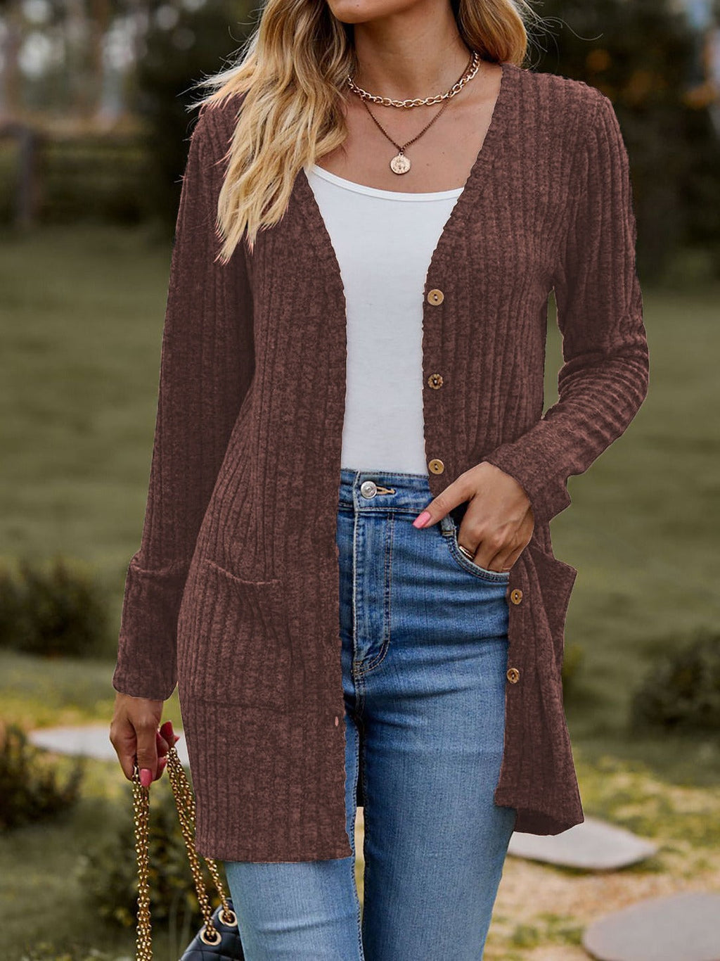Damenstrickjacke mit elegantem Rippenmuster und praktischen Taschen, Größe