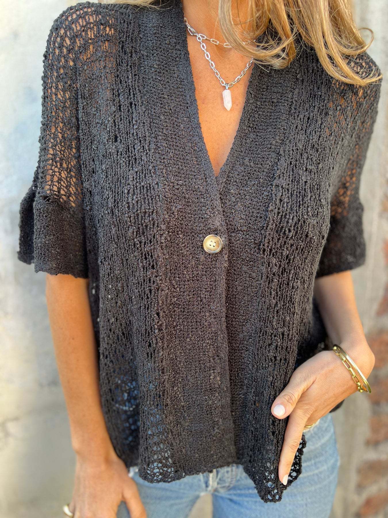 Luftige Damenstrickjacke mit legerer Passform und Knopfdetails