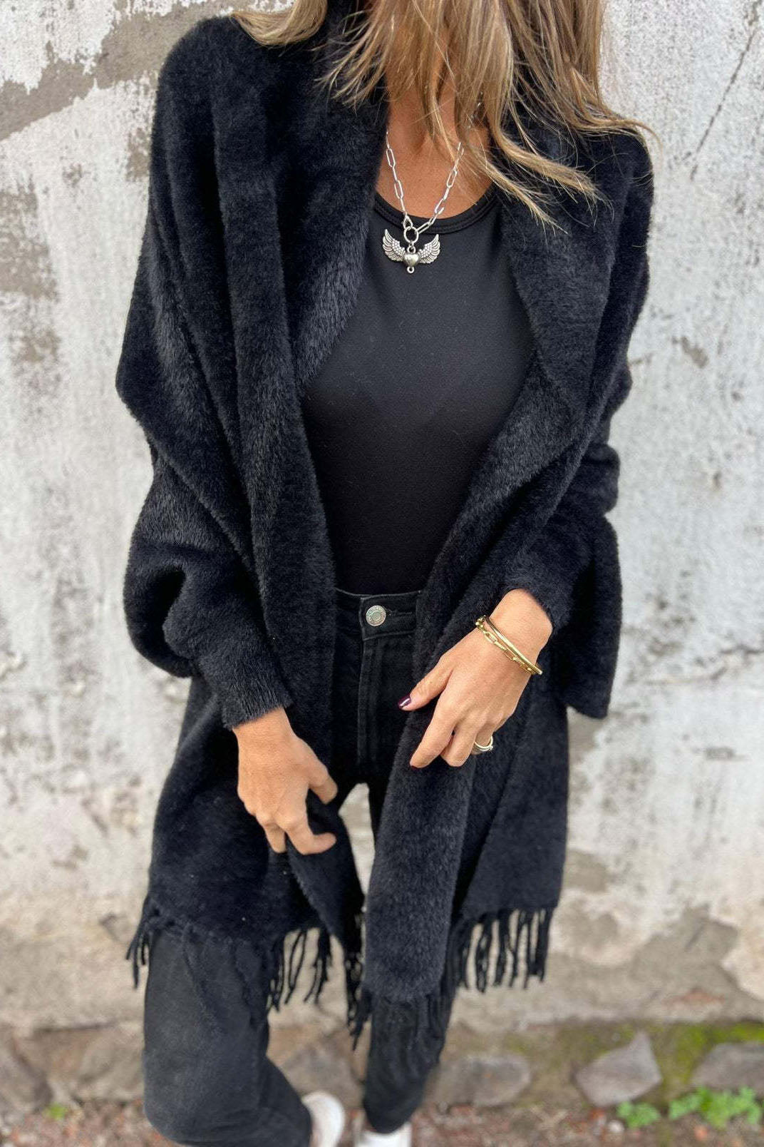 Valenzora knitted plush tassel scarf