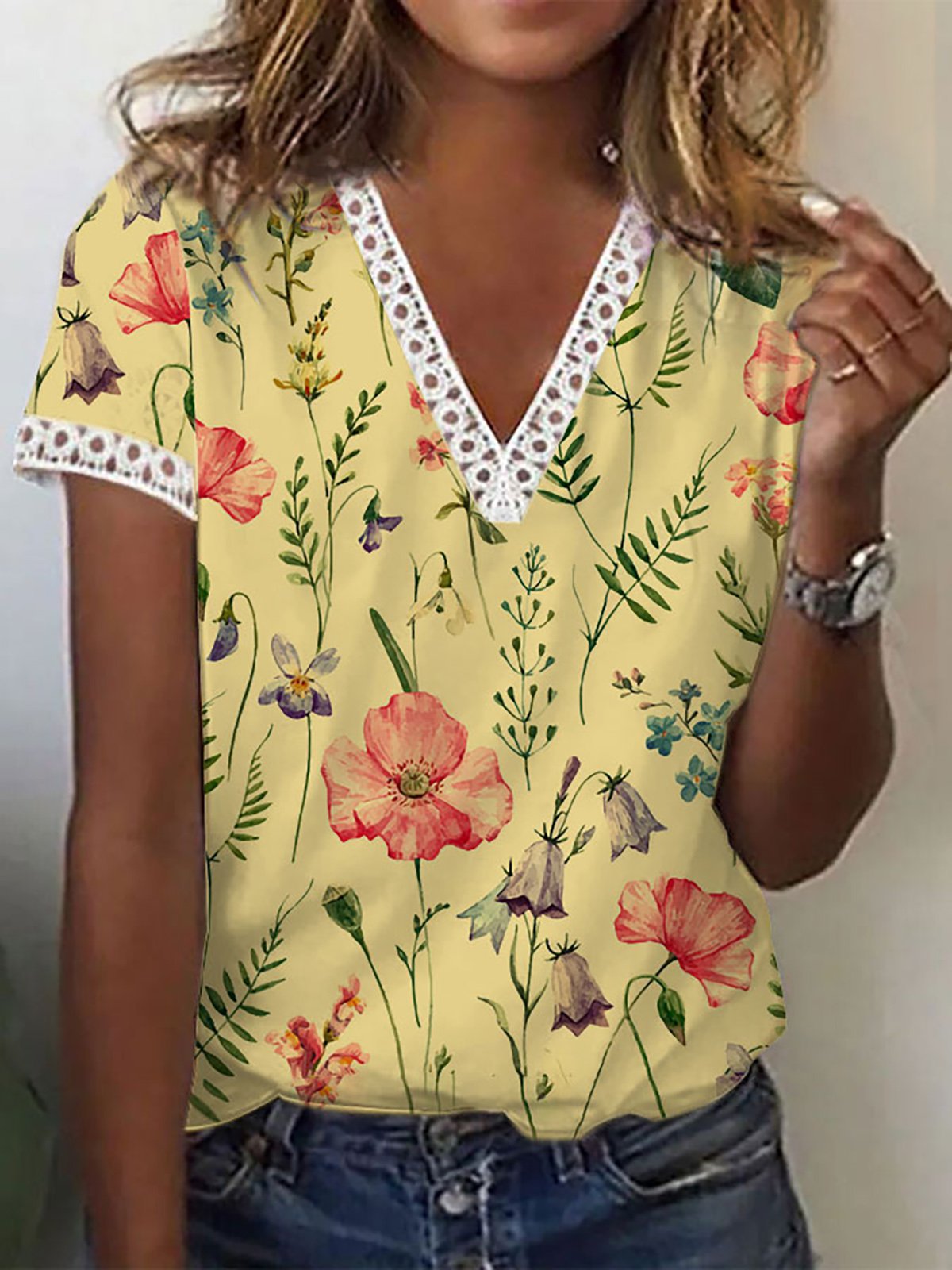 Valenzora | Elegant short-sleeved V-neck T-shirt for women