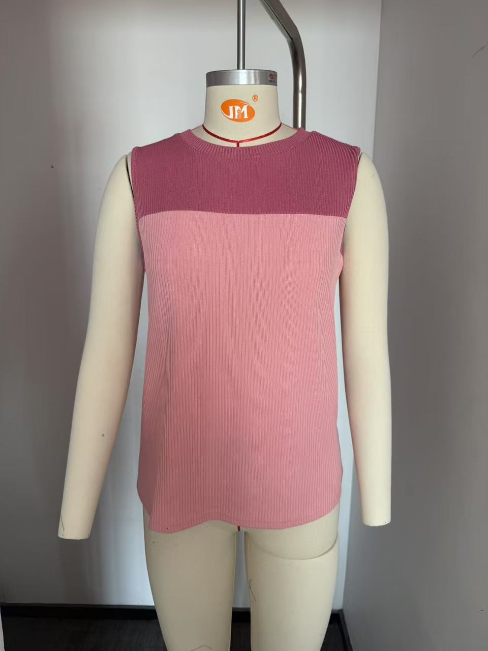 Women's sleeveless top with fashionable ribbed design and subtle color blocking, size S