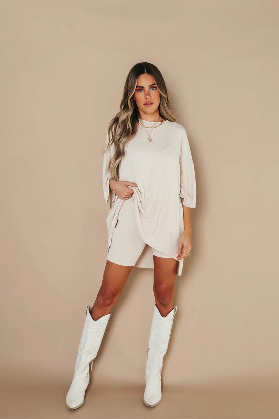 Bequeme Oversize-Damenbluse mit tiefem V-Ausschnitt, Größe