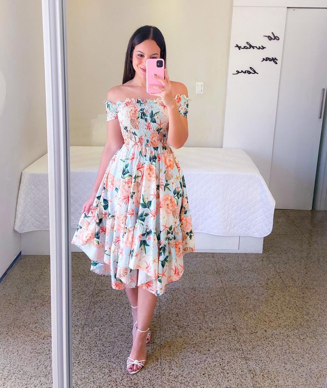 Damen-Sommerkleid, schulterfrei, mit buntem Schmetterlingsmuster und fließenden Falten, Größe S