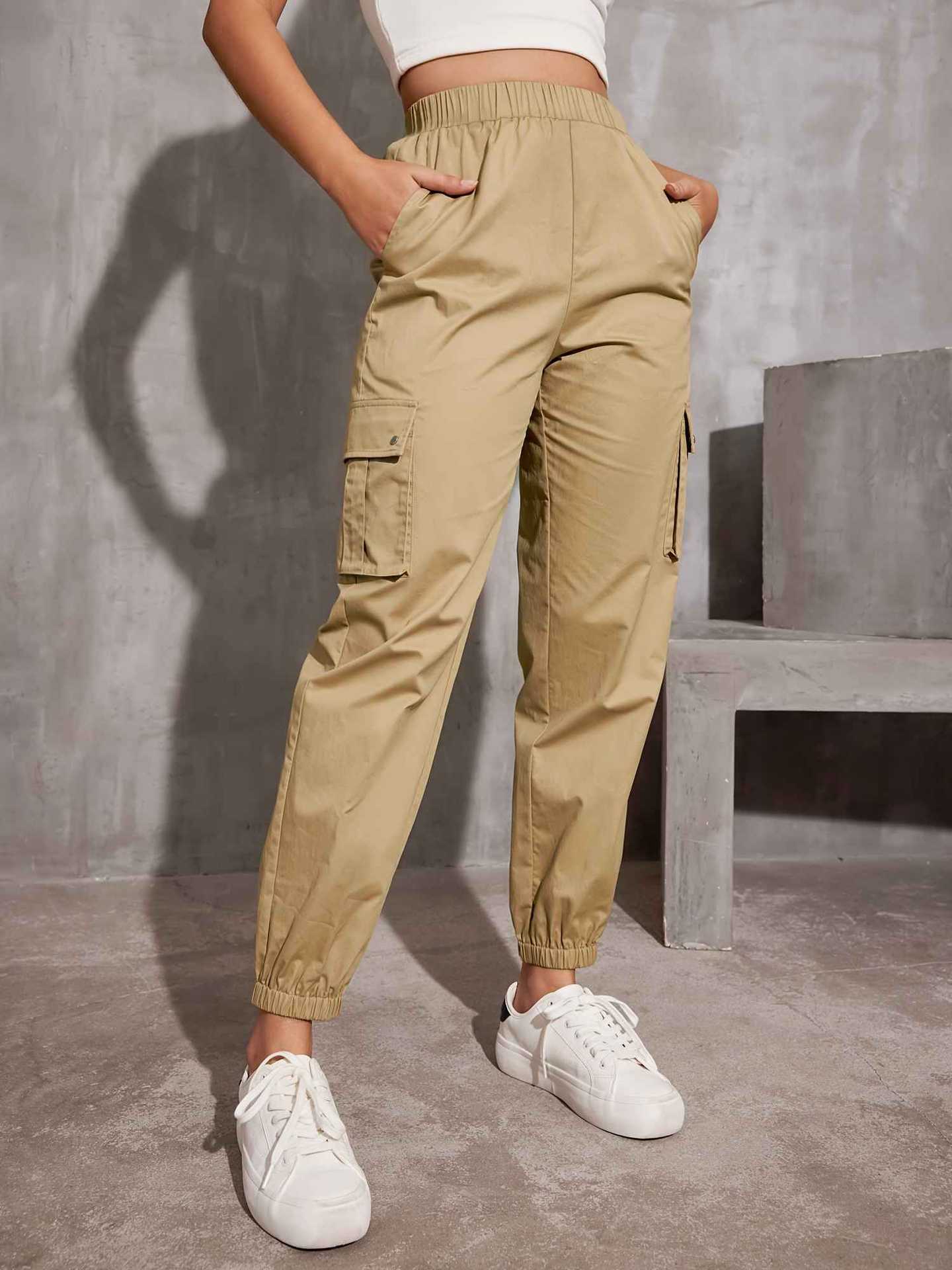 Women's cargo trousers with ergonomic cut and practical pockets, size S