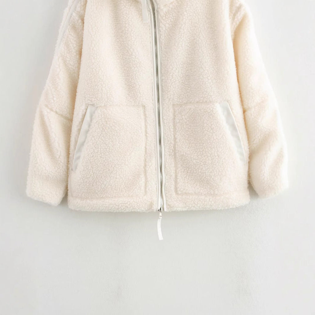 Women's fleece jacket with soft teddy fleece and practical pockets, size