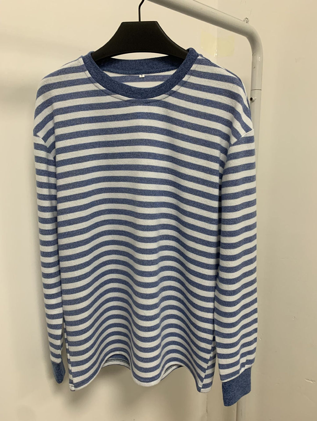 Women's comfortable long-sleeved shirt with striped design and round neckline, size