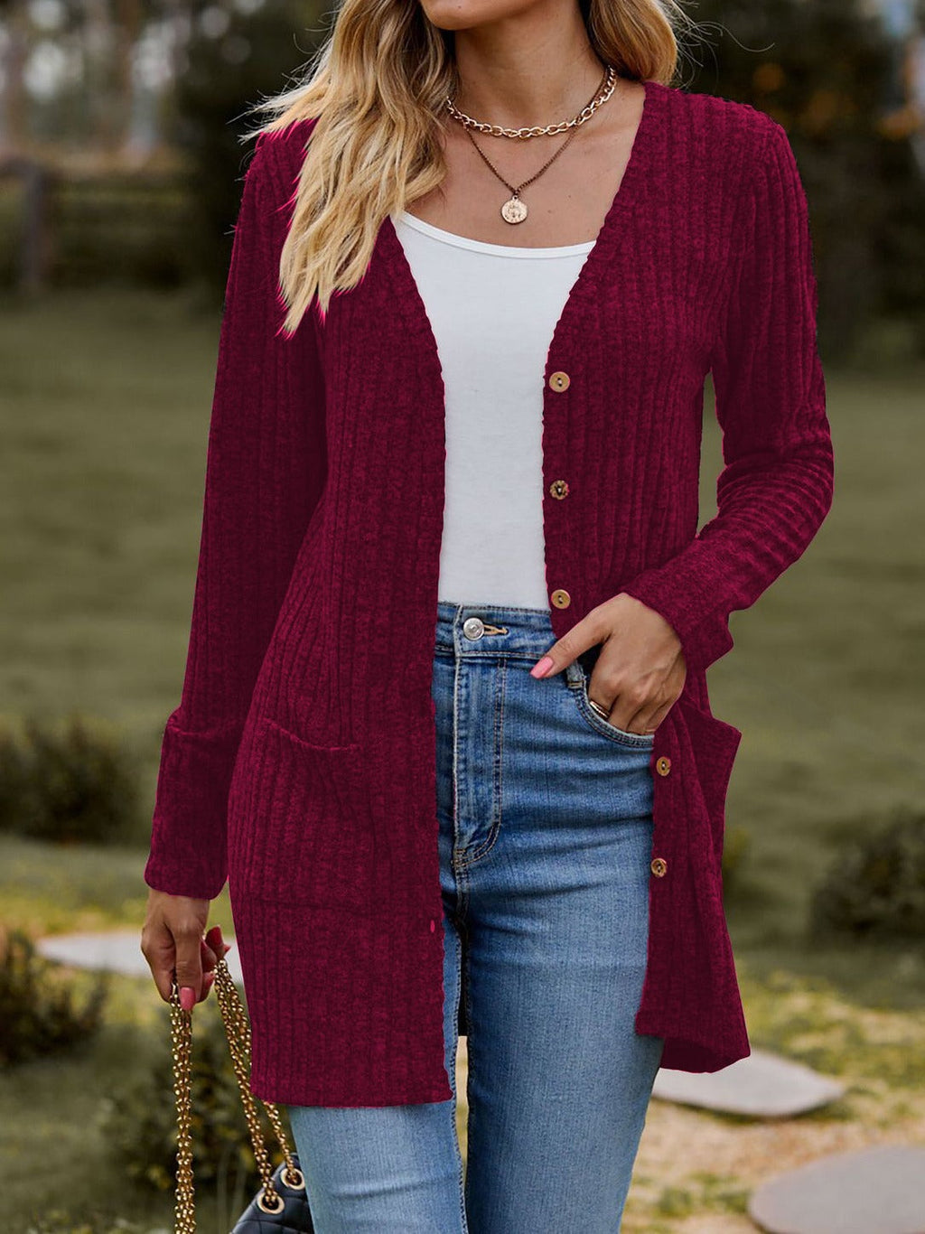 Damenstrickjacke mit elegantem Rippenmuster und praktischen Taschen, Größe