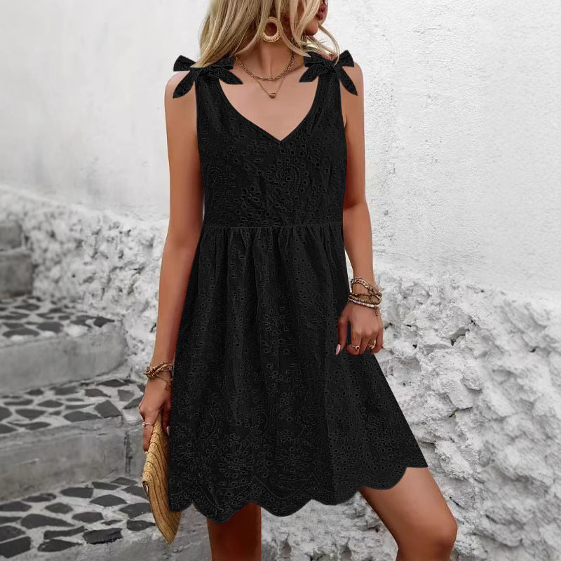 Luftiges Damen-Sommerkleid mit dekorativem Lochmuster und niedlichen Trägern, Größe