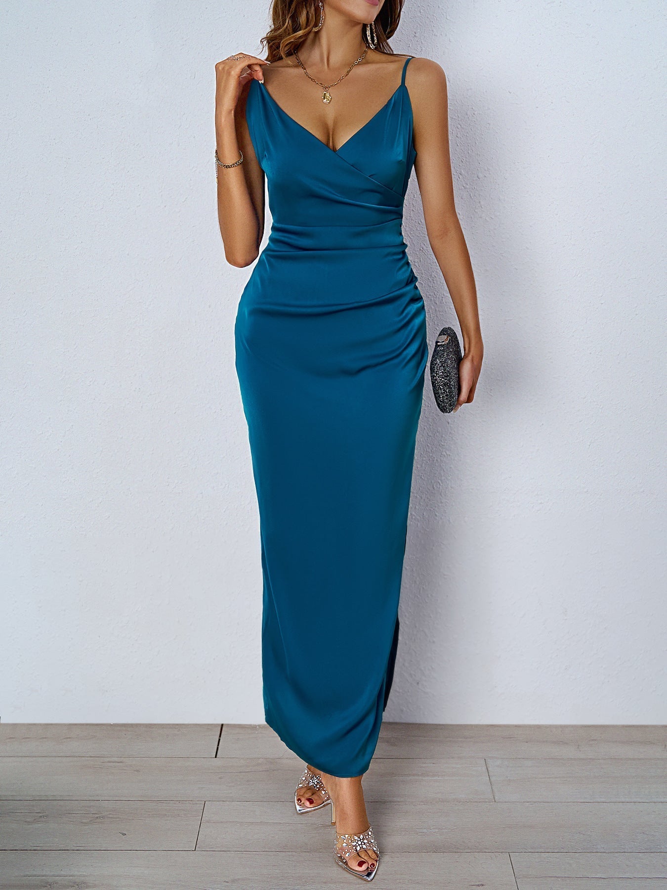 Figurbetontes Damen-Abendkleid mit V-Ausschnitt und eleganter Drapierung, Größe S