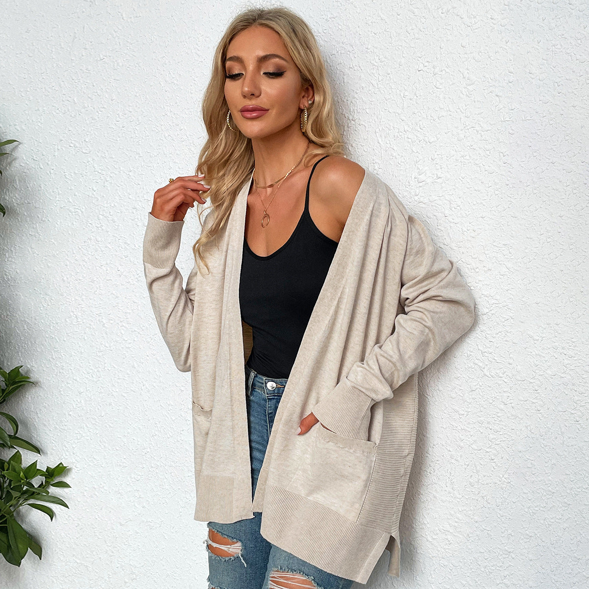 Damen Strickjacke mit tiefem V-Ausschnitt und praktischen Taschen, Größe S