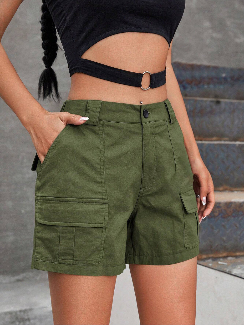 Women's cargo shorts with practical side pockets and a comfortable fit, size S