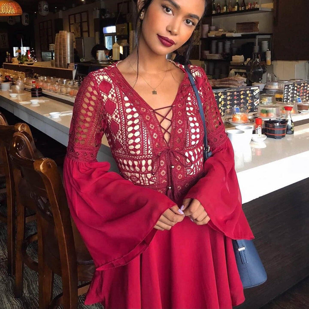 Valenzora | Mini-Boho-Kleid, ausgestellte Passform, tiefer V-Ausschnitt, lange Trompetenärmel