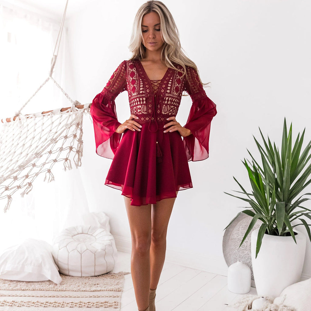 Valenzora | Mini-Boho-Kleid, ausgestellte Passform, tiefer V-Ausschnitt, lange Trompetenärmel
