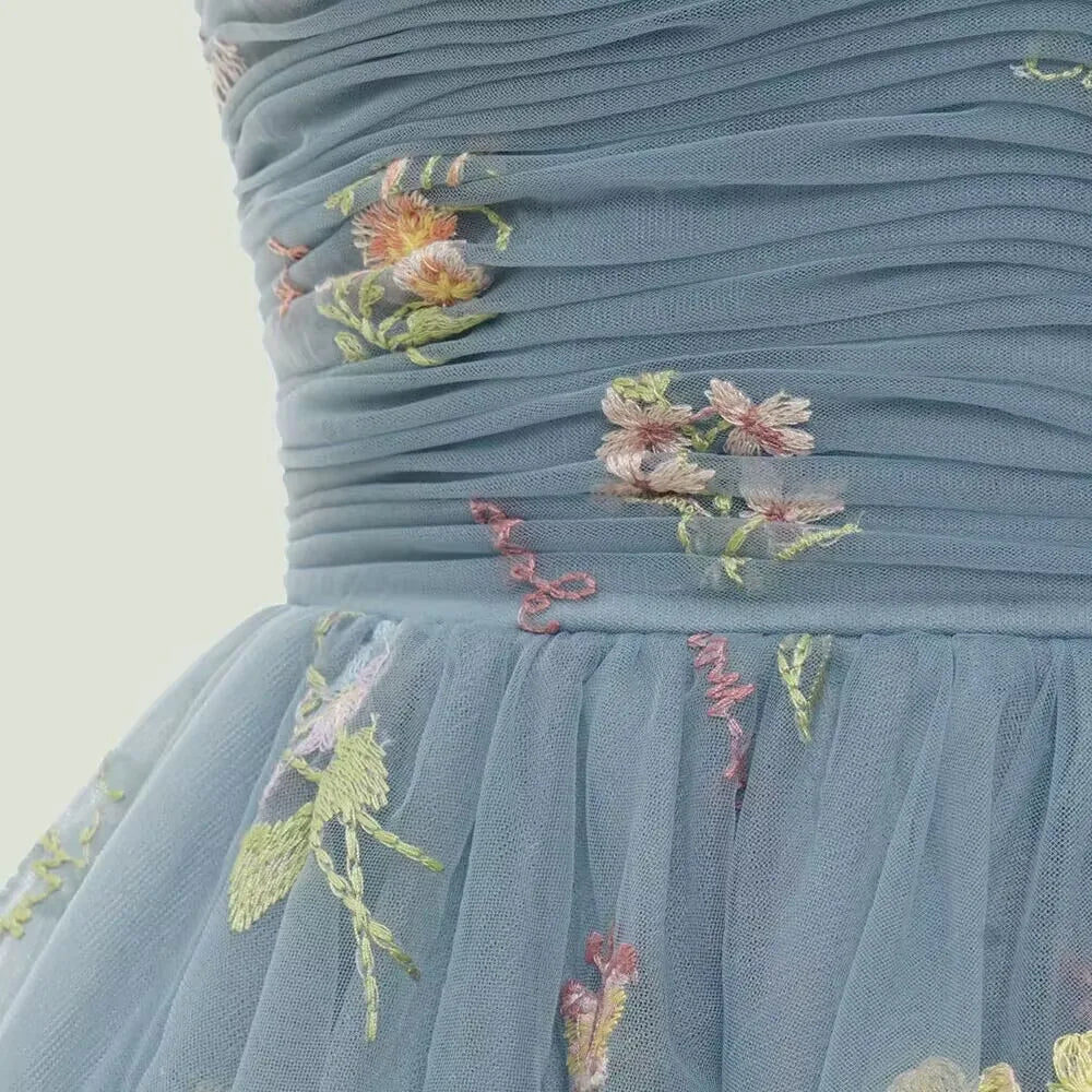 Valenzora | Kurzes Abschlussballkleid in Feenwaldgrün mit Spaghettiträgern und bunter Blumenstickerei für besondere Anlässe
