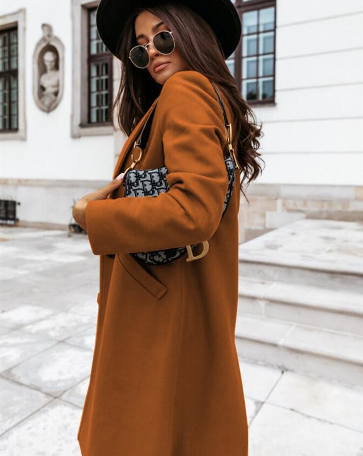Wool coat with lapel and button