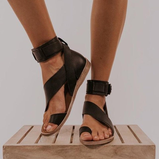 Valenzora | Sandals with cross strap and toe ring