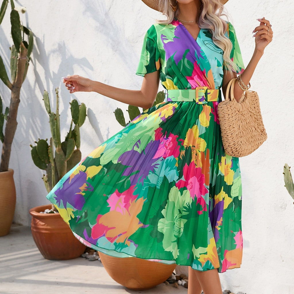 Faltenkleid mit Blumenmuster und Gürtel | Stylisches Wickeldesign und kurze Ärmel