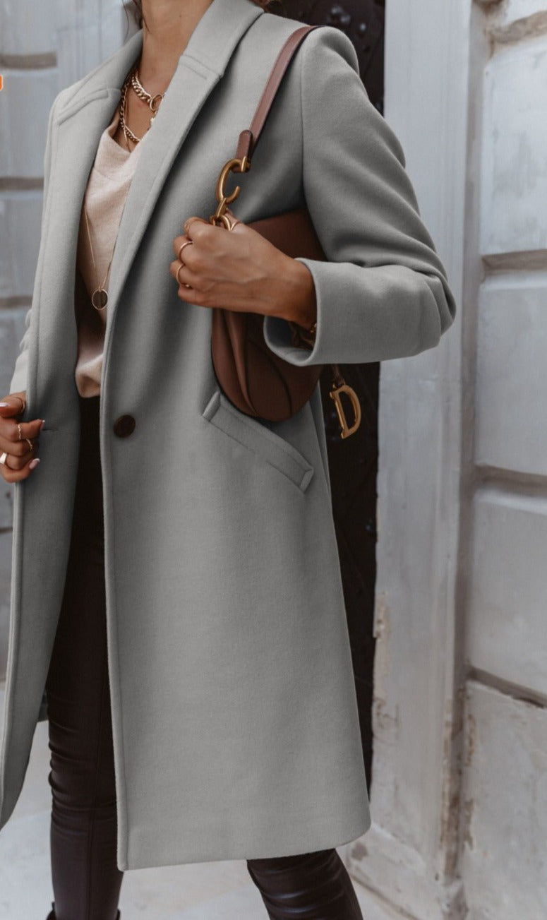 Wool coat with lapel and button