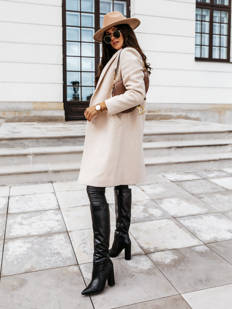 Wool coat with lapel and button