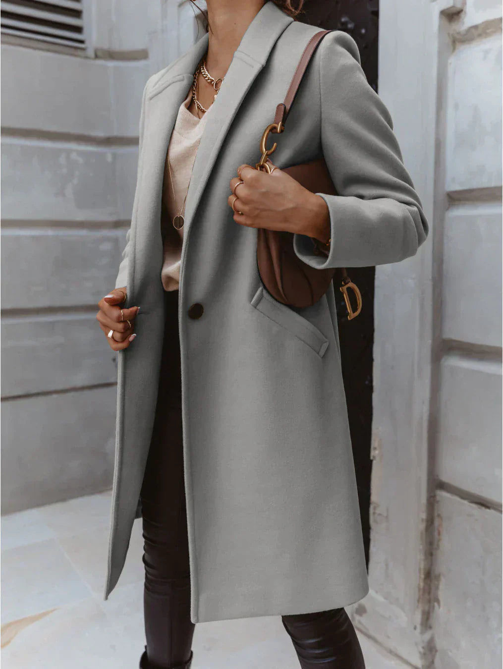Wool coat with lapel and button