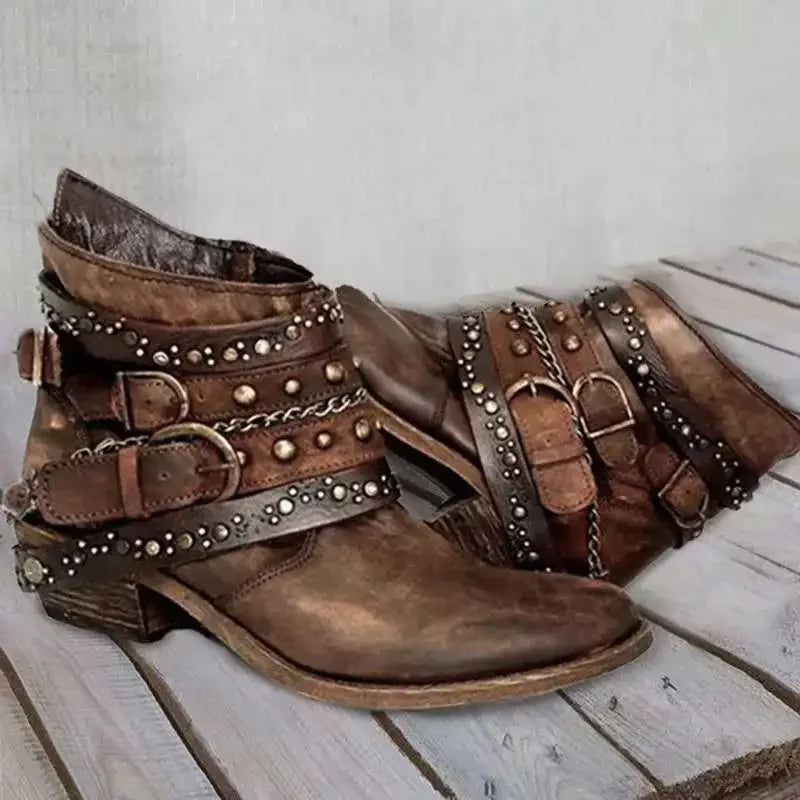 Valenzora | Chic ankle boots with studs