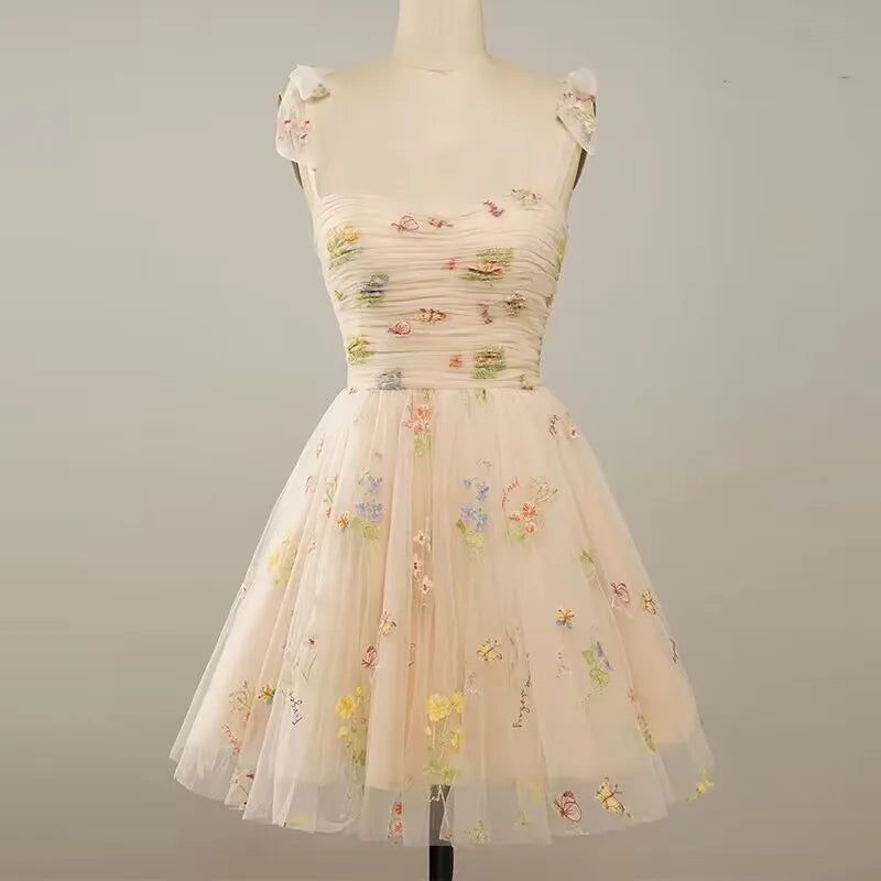 Valenzora | Kurzes Abschlussballkleid in Feenwaldgrün mit Spaghettiträgern und bunter Blumenstickerei für besondere Anlässe