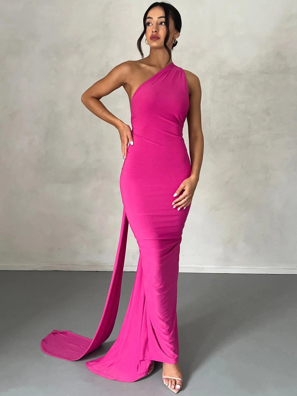 Valenzora | Elegant bodycon dress with a one-shoulder high back