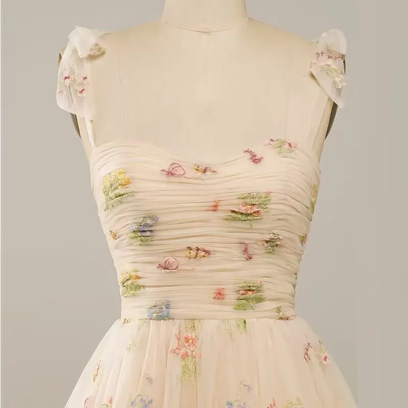 Valenzora | Kurzes Abschlussballkleid in Feenwaldgrün mit Spaghettiträgern und bunter Blumenstickerei für besondere Anlässe