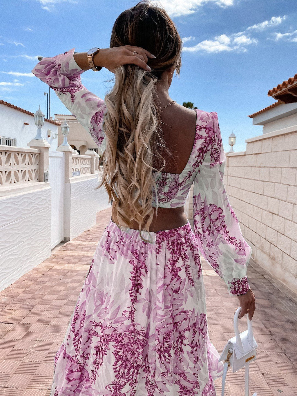 Valenzora | Elegant dress with a neckline