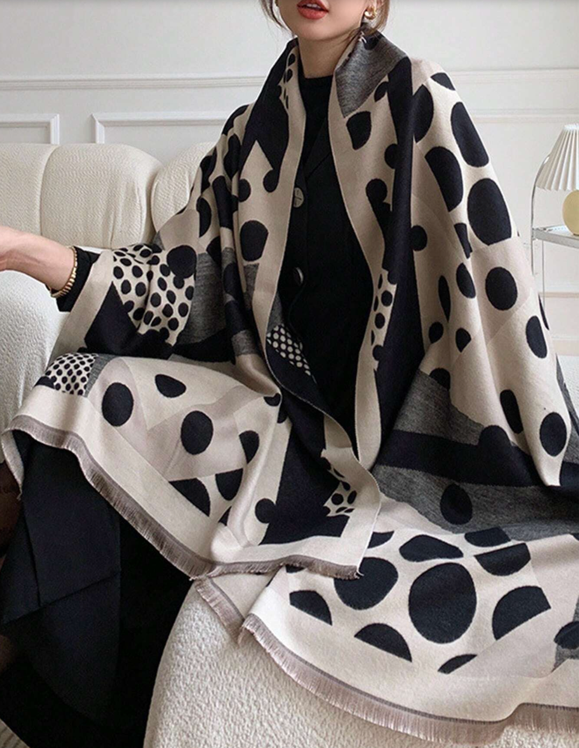 Valenzora | Timeless graphic scarf