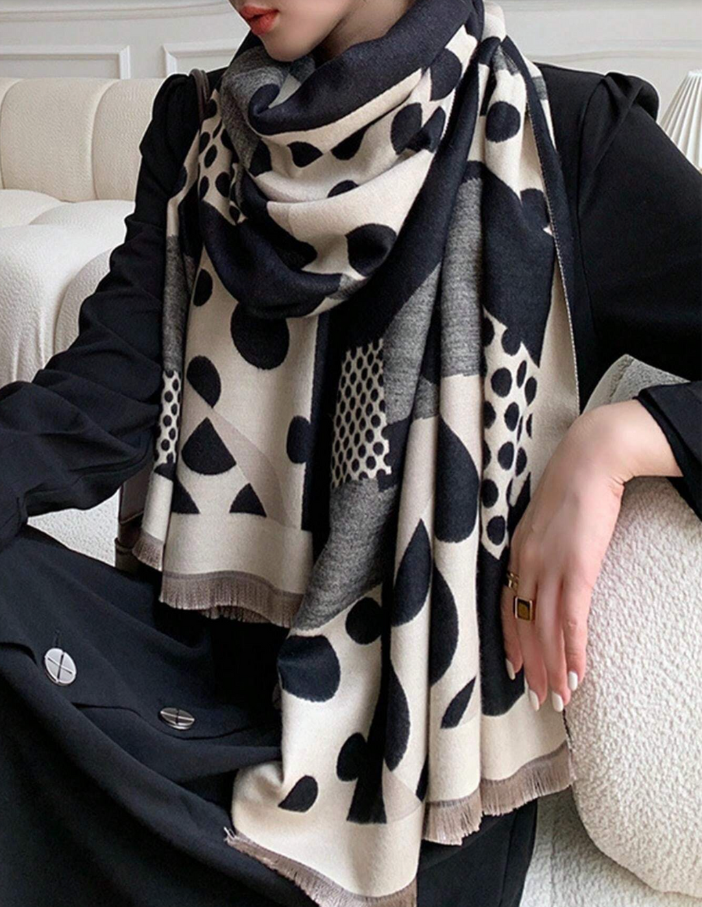 Valenzora | Timeless graphic scarf