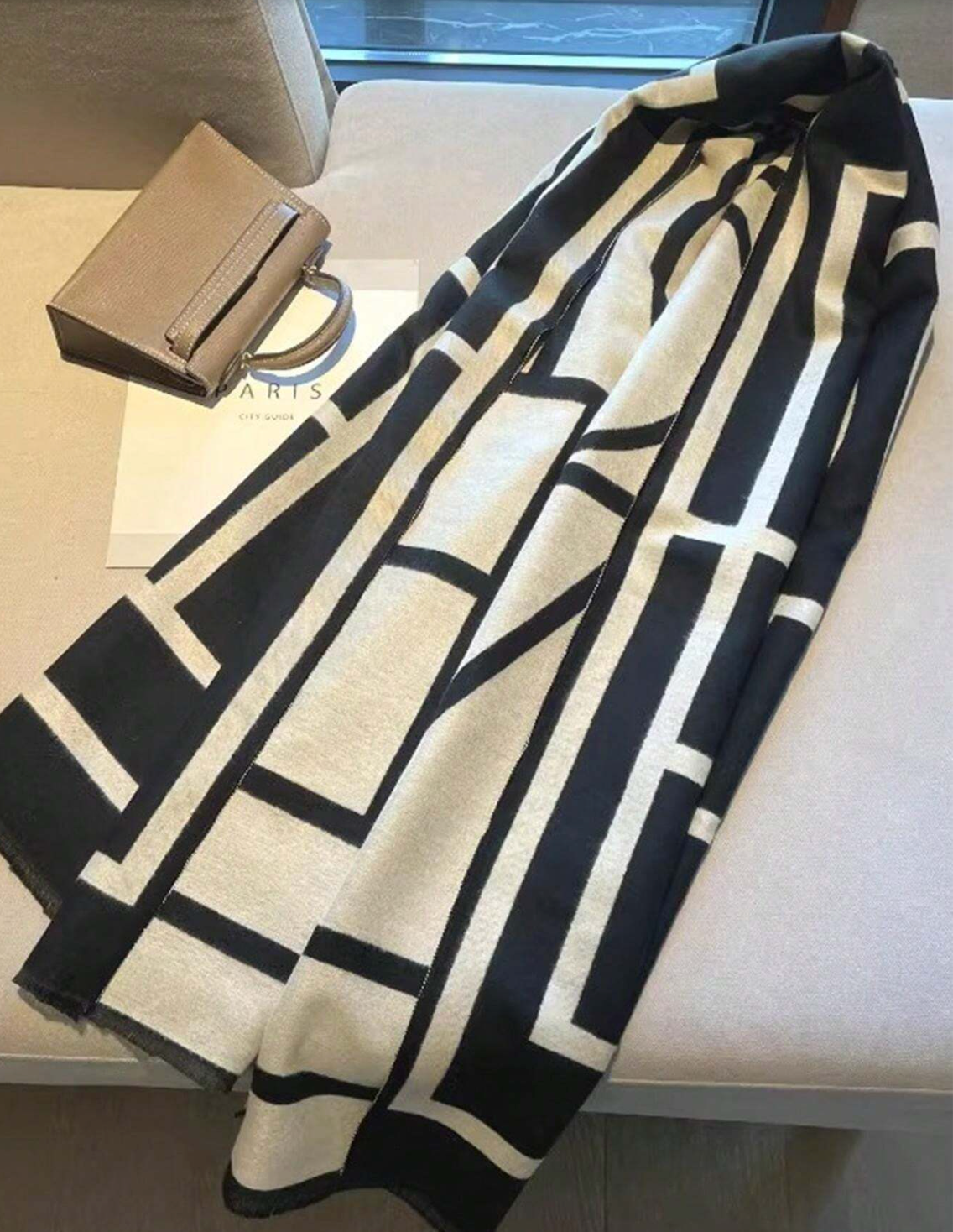 Valenzora | Timeless graphic scarf
