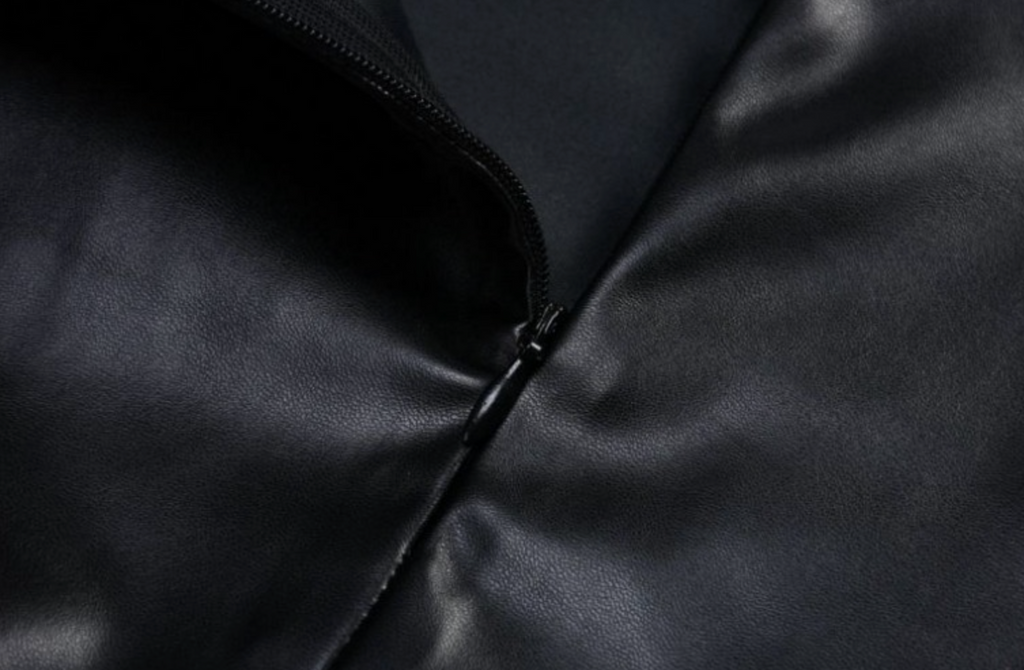 Leder-Minirock mit Neckholder und offenem Rücken