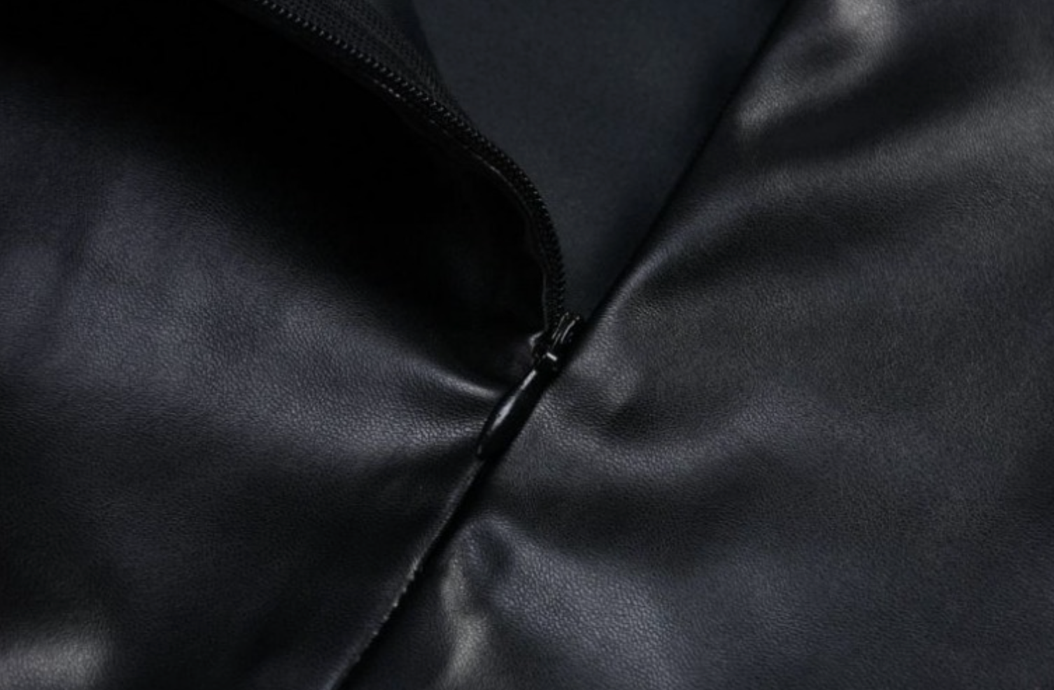 Leder-Minirock mit Neckholder und offenem Rücken