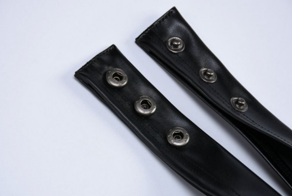 Leder-Minirock mit Neckholder und offenem Rücken