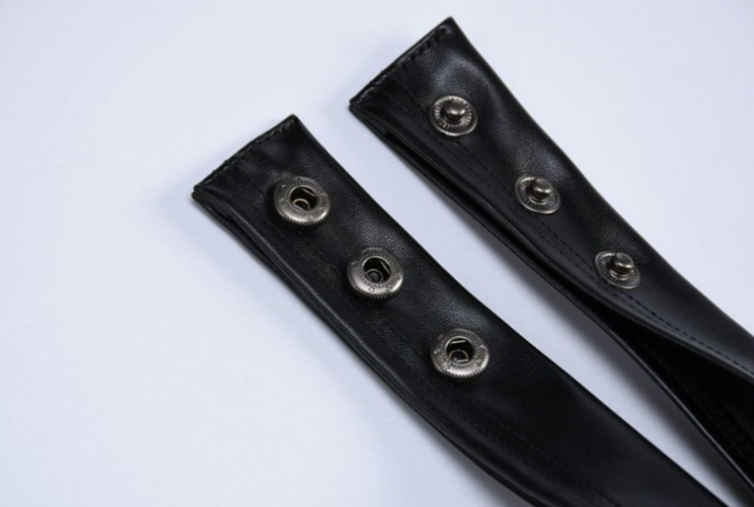 Leder-Minirock mit Neckholder und offenem Rücken