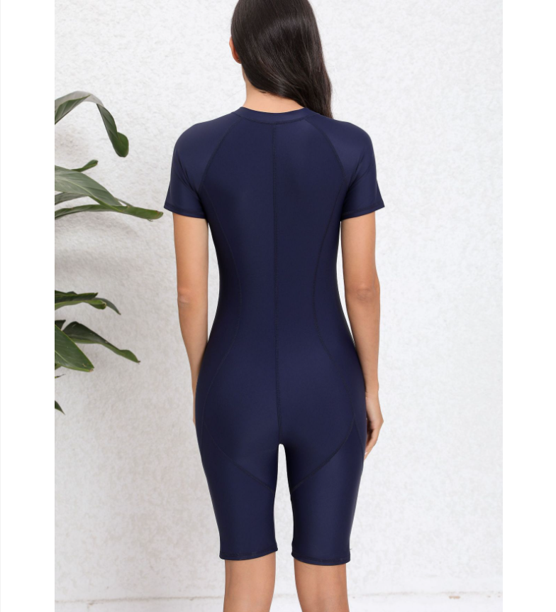 Women's short-cut wetsuit with zipper, size