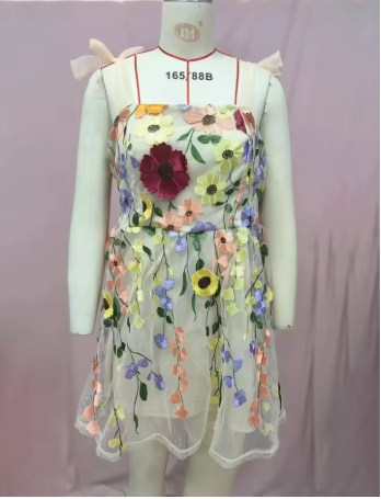 Valenzora | Cocktail dress with floral appliqués