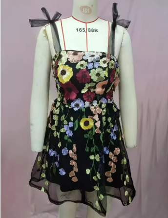 Valenzora | Cocktail dress with floral appliqués