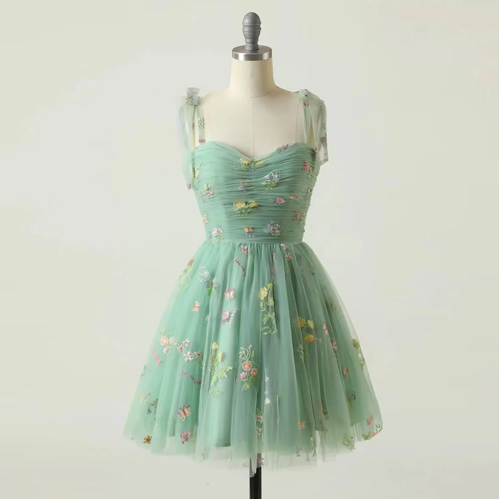 Valenzora | Kurzes Abschlussballkleid in Feenwaldgrün mit Spaghettiträgern und bunter Blumenstickerei für besondere Anlässe