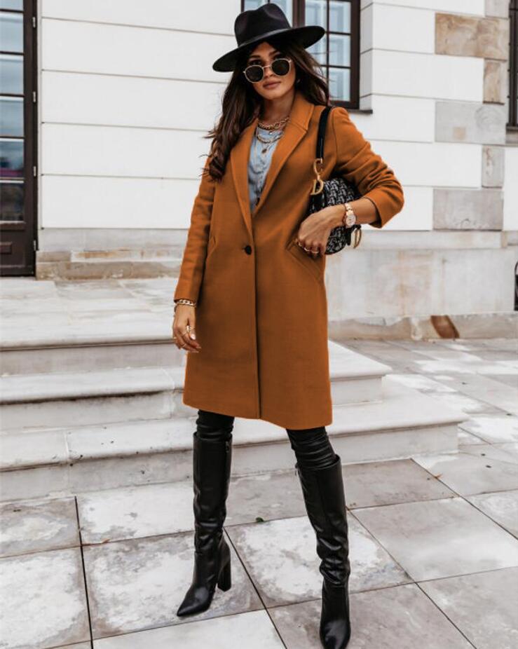 Wool coat with lapel and button