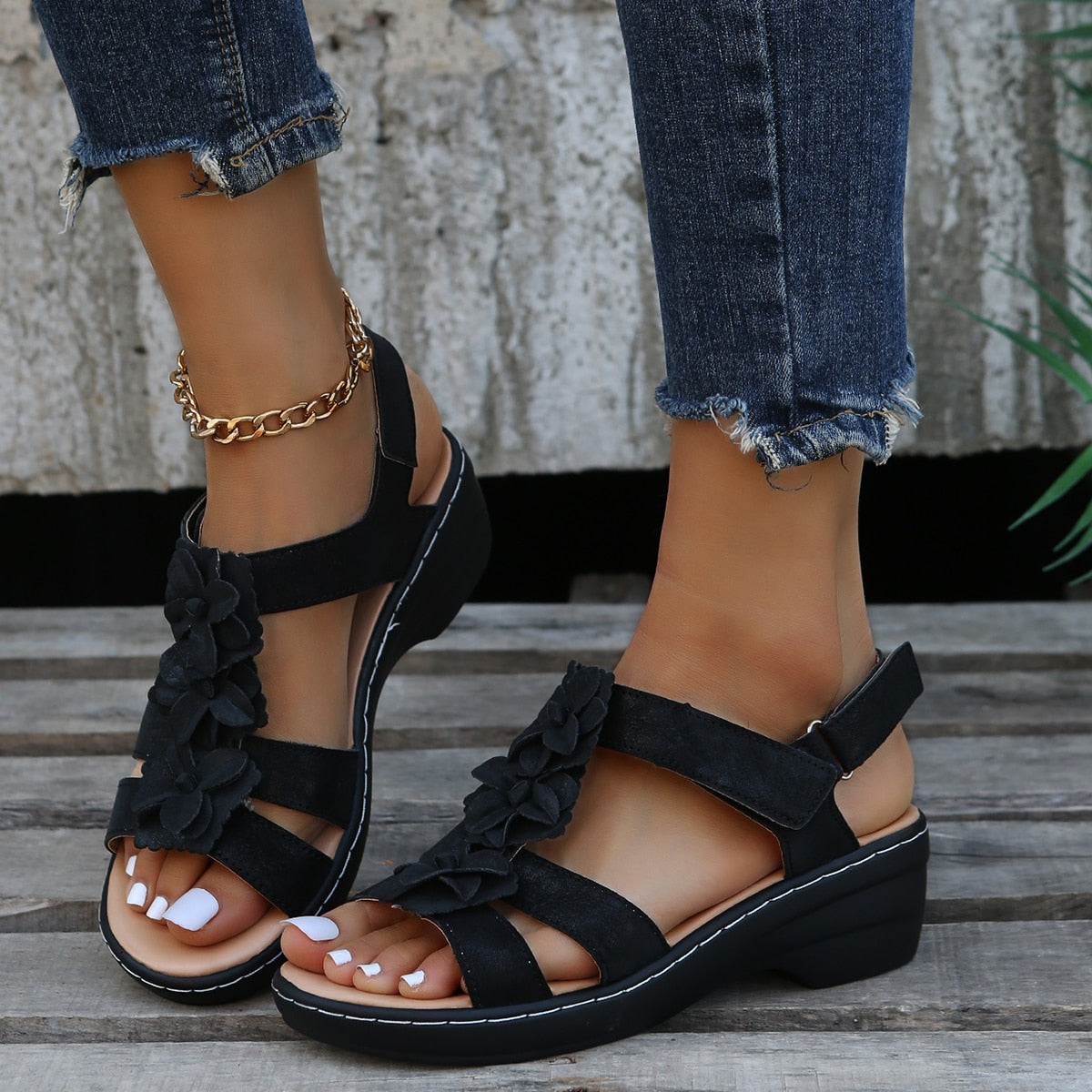 Valenzora | Orthopedic sandals with black flowers