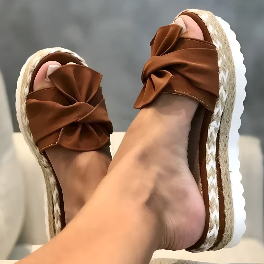 Valenzora | Wedge sandals with bow detail