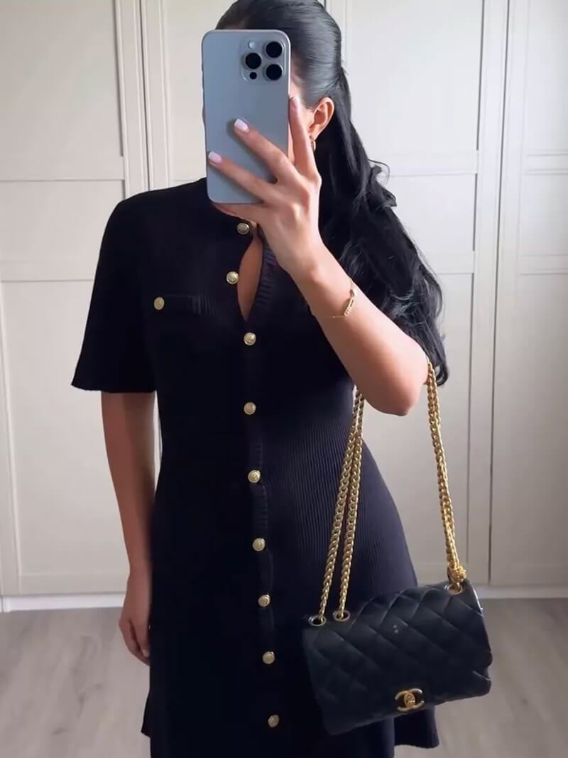 Valenzora | Geripptes Strickkleid mit Knöpfen und Brusttaschen