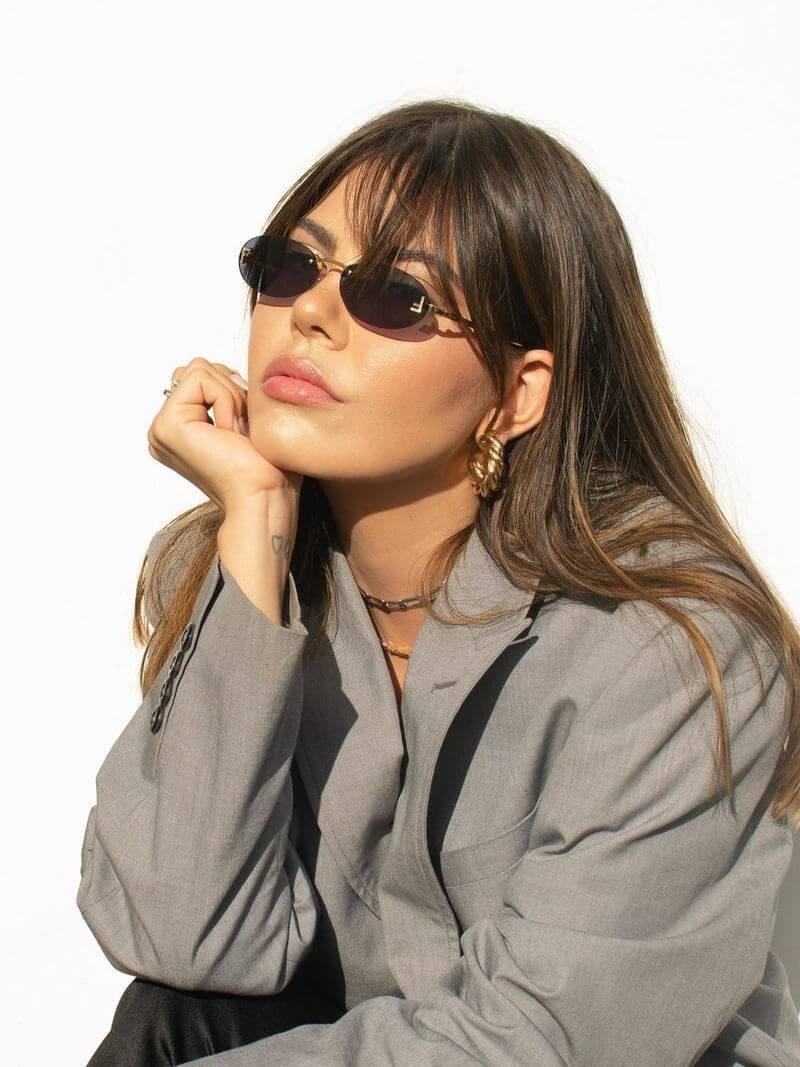 Valenzora | Ovale Sonnenbrille mit goldenen Akzenten und dezenten Steinen