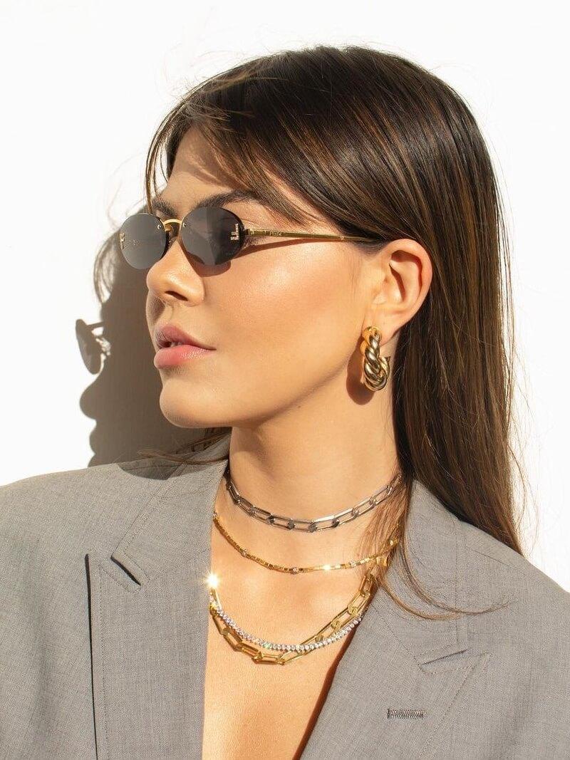 Valenzora | Ovale Sonnenbrille mit goldenen Akzenten und dezenten Steinen