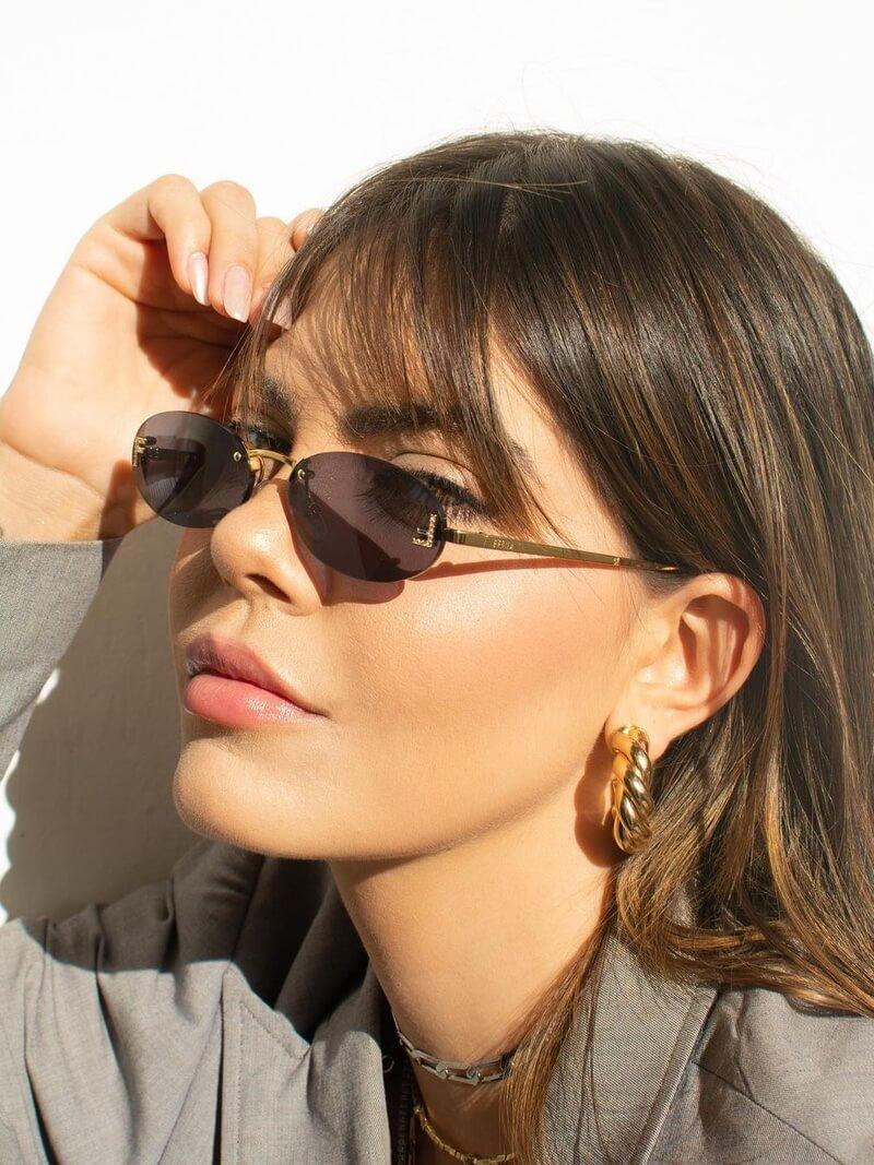 Valenzora | Ovale Sonnenbrille mit goldenen Akzenten und dezenten Steinen