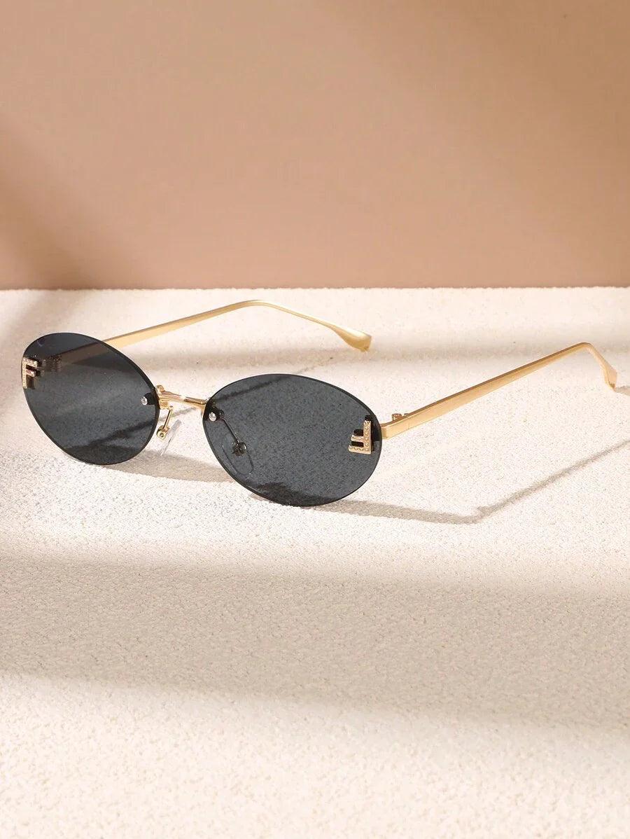 Valenzora | Oval sunglasses with golden accents and subtle stones
