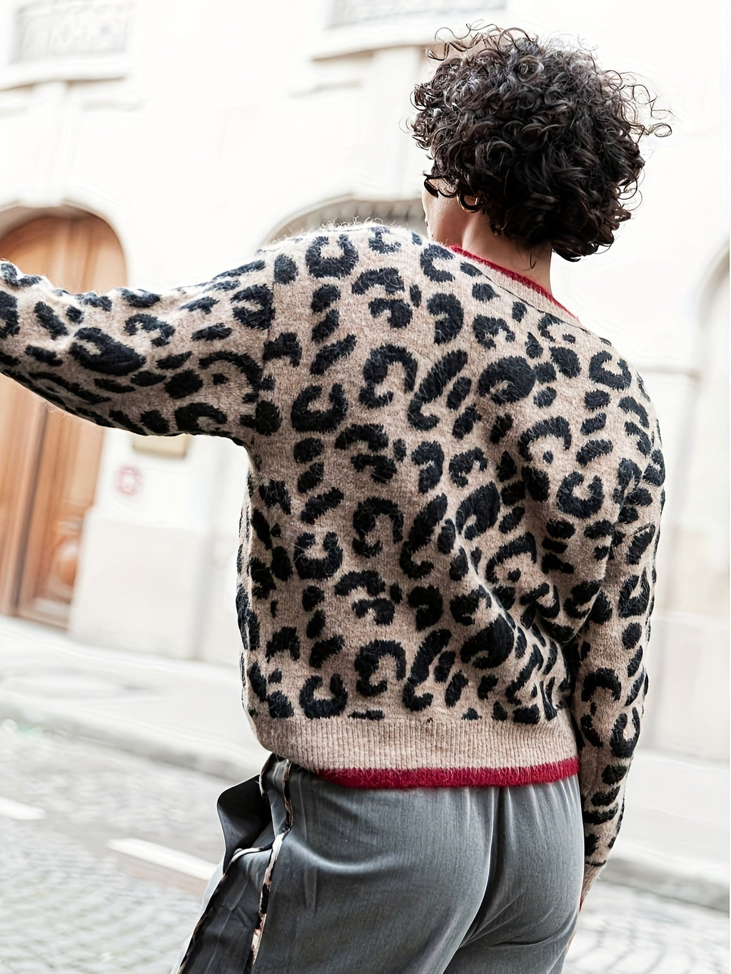 Valenzora | Stylish leopard print cardigan with button closure