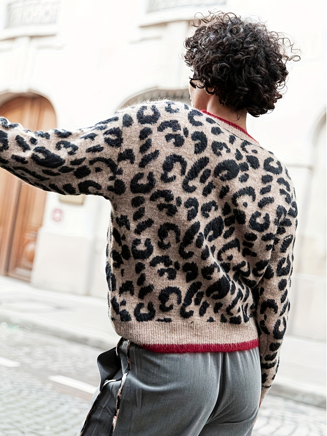 Valenzora | Stylish leopard print cardigan with button closure